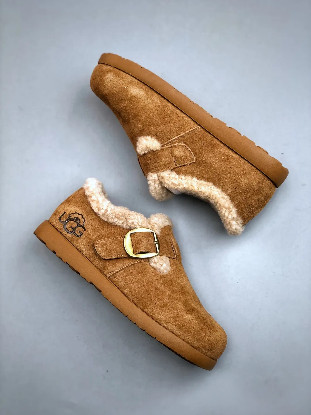 💰520 supports the store K T/UGG Sko A/S new styles. Popular models with good looks. Thick-soled dad shoes. A must-have. Fashionable in the old days. Simple and high-end. Very comfortable to wear casually. Must-have items of the year. The latest catwalk model sports white shoes that are popular among domestic and foreign bloggers. The upper foot is full of aura and can be matched casually. It is made of first-layer cowhide material. Silk cowhide lining is used. Original T vacuum thick sole. Retro color rubbing and distressing. Item number: 202510103633 Size: 35-40